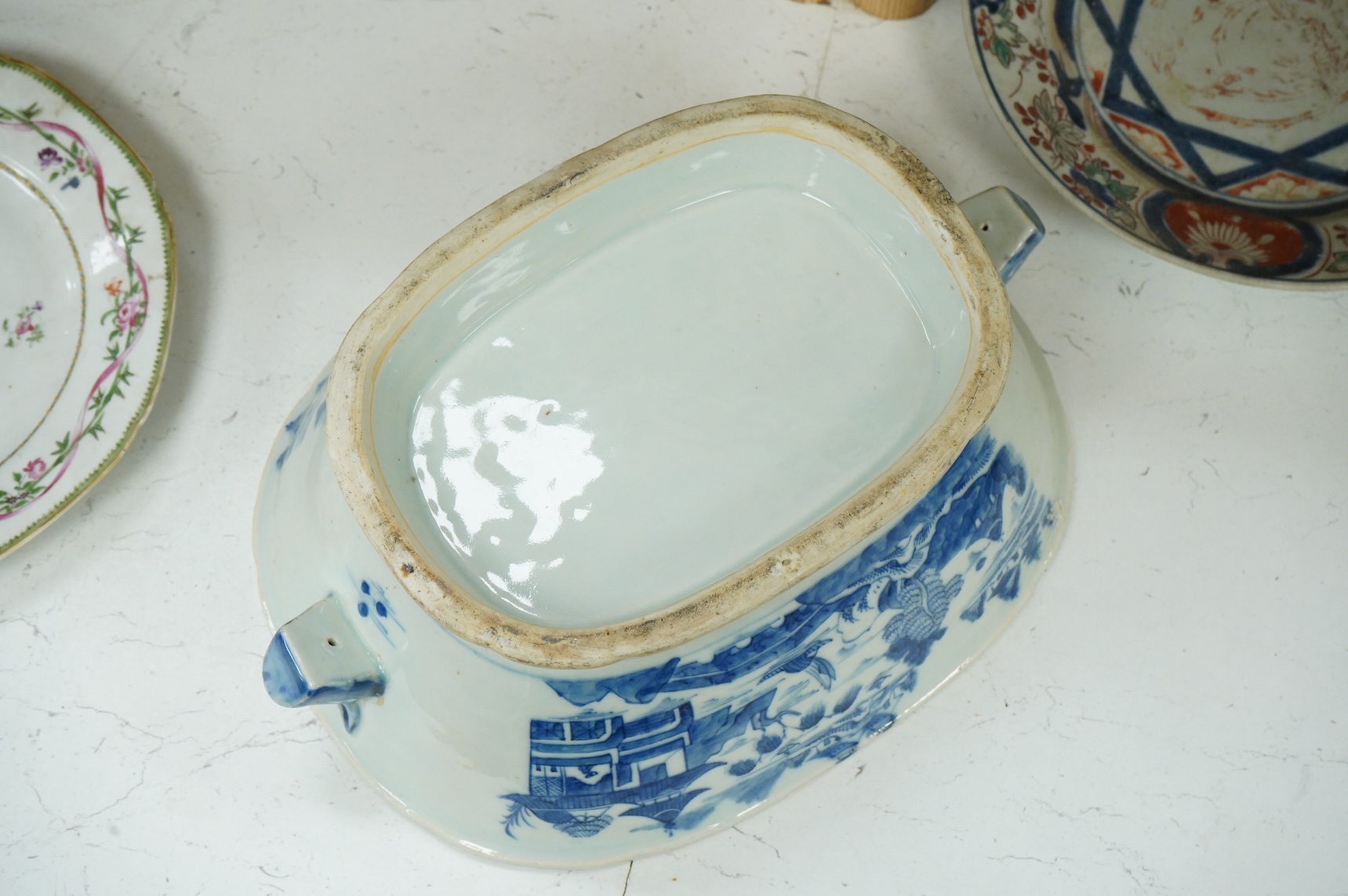 An early 19th century Chinese blue and white oval tureen and cover, 34cm wide